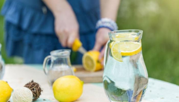 كوب من الماء مضاف إليه شريحة ليمون كوب من الماء مضاف إليه شريحة ليمون